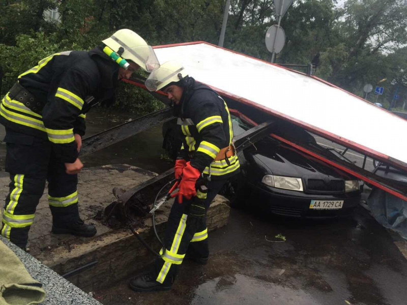 Спасатели продолжают ликвидацию последствий непогоды в Киеве
